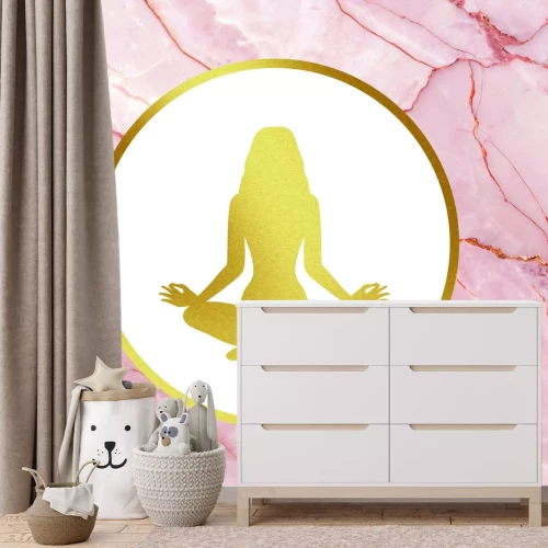 Fotobehang Een mediterende vrouw, omringd door roze marmer.