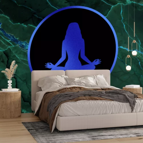 Fotobehang Een mediterende vrouw, omringd door roze marmer.