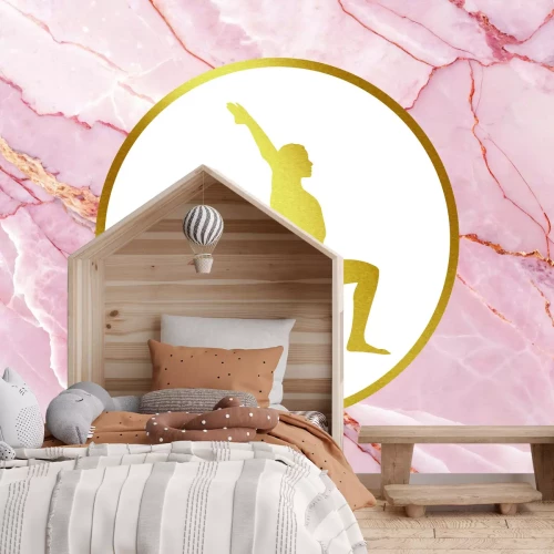 Fotobehang Een vrouw beoefent yoga tegen een roze marmeren achtergrond.