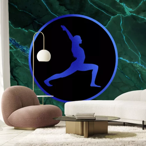 Fotobehang Een vrouw beoefent yoga tegen een roze marmeren achtergrond.