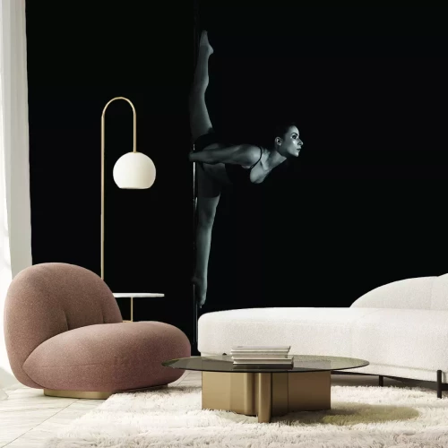 Fotobehang Een vrouw die de split doet tijdens een paaldans