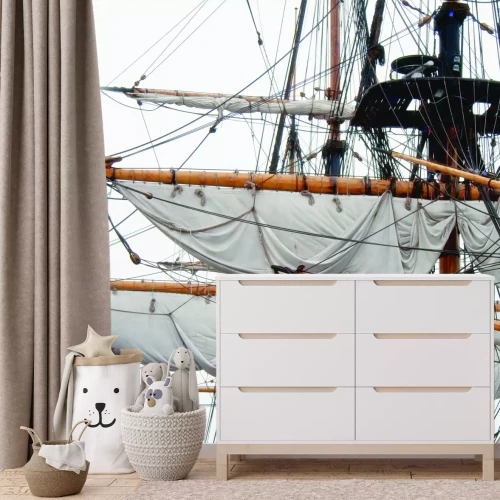 Fotobehang De zeilen van een enorm schip tegen een solide achtergrond