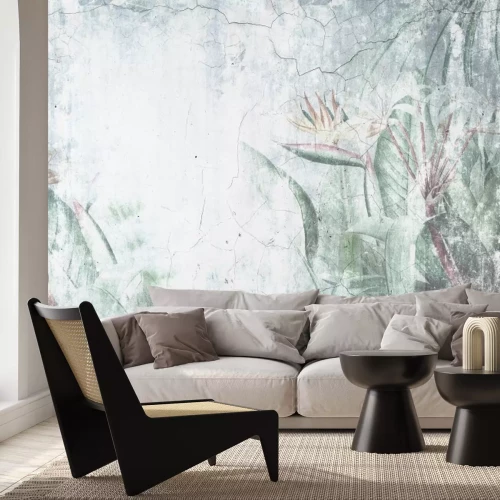 Fotobehang Strelitzia tropische planten op een betonnen achtergrond, loft-stijl