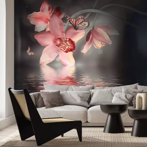 Fotobehang Orchideeën en vlinders tegen de blauwe waterachtergrond