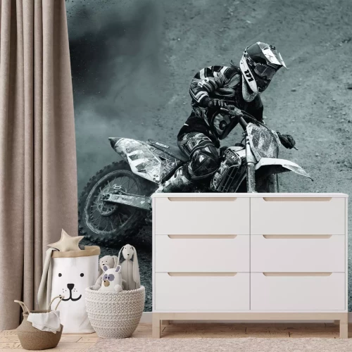 Fotobehang Een motorrijder met helm op een motorcrossbaan in zwart-wit