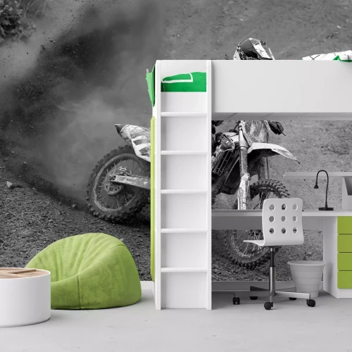 Fotobehang Een motorrijder met helm op een motorcrossbaan in zwart-wit