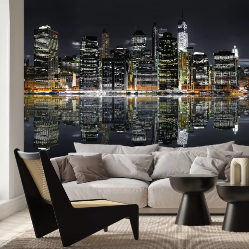 Fotobehang Wolkenkrabbers van New York &#39;s nachts verlicht boven de rivier