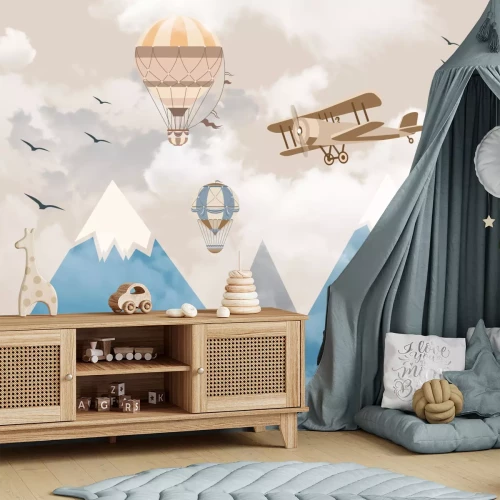 Fotobehang Berglandschap met vliegende ballonnen en vliegtuigen