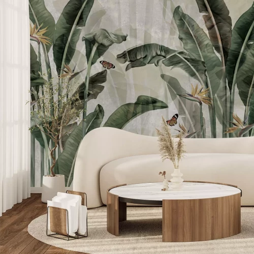 Fotobehang Groene bananenbladeren met strelitzia-bloemen en vlinders