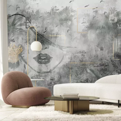 Fotobehang Portret van een vrouw in abstracte stijl met tropische planten tegen een betonnen achtergrond.