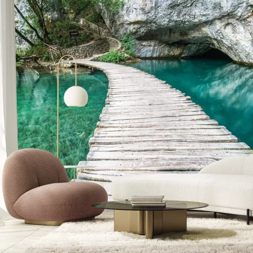 Fotobehang Een houten brug over een turquoise rivier