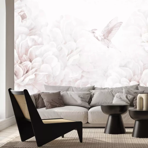 Fotobehang Kolibrie tussen pastelkleurige pioenrozen