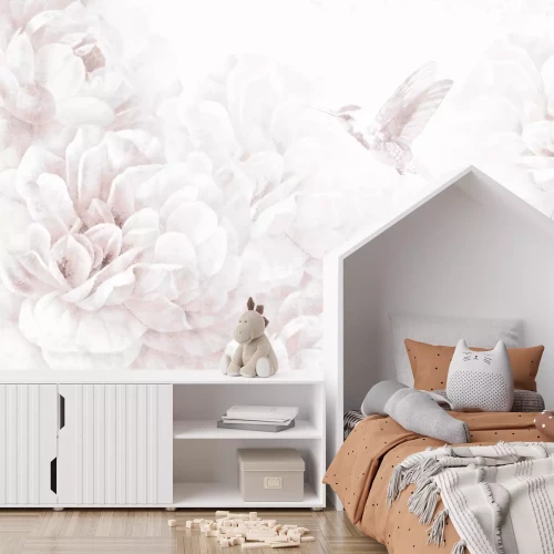 Fotobehang Kolibrie tussen pastelkleurige pioenrozen