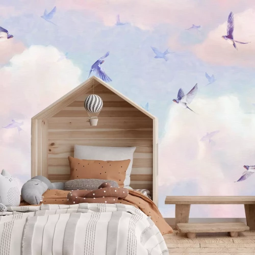 Fotobehang Pastelkleurige lucht met vogels die over de bergen vliegen