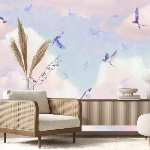 Fotobehang Pastelkleurige lucht met vogels die over de bergen vliegen