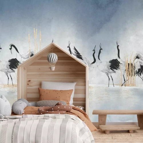 Fotobehang Vogels die over het water tussen het gras lopen