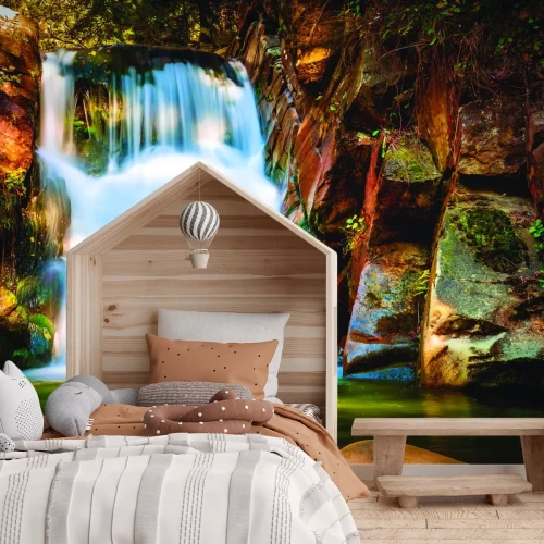 Fotobehang Rotsen en een waterval in het bos, omgeven door natuurlijk landschap