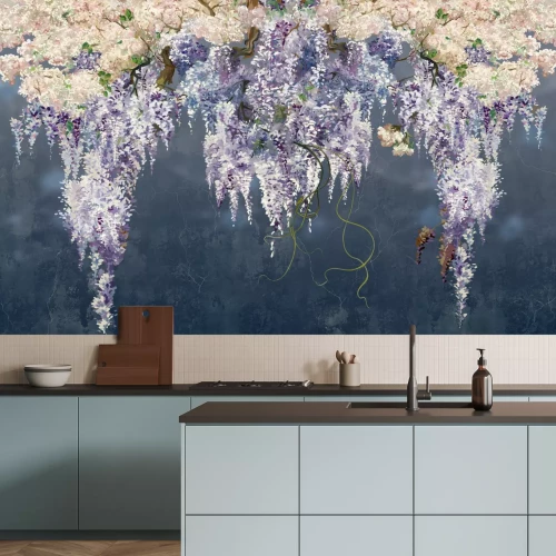 Fotobehang Blauweregenbloemen op een marineblauwe achtergrond met een betonnen textuur