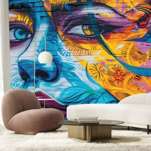 Fotobehang Een kleurrijk vrouwengezicht op een bakstenen muur