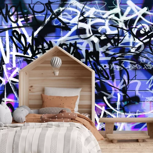 Fotobehang Creatieve graffiti met paarse bakstenen achtergrond