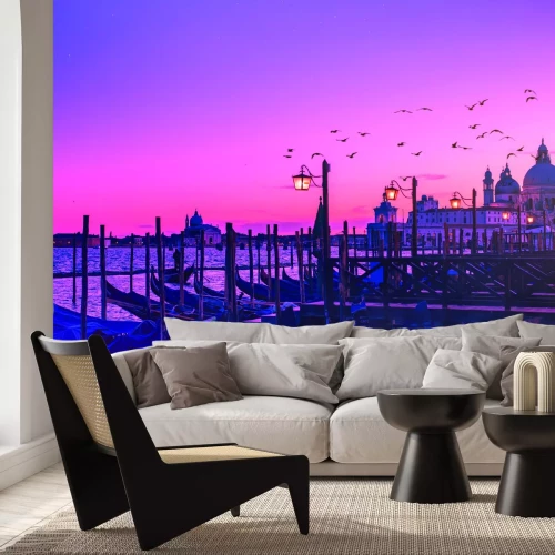 Fotobehang Een magische avond in Venetië met gondels en een kathedraalpanorama