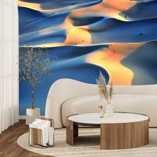 Fotobehang De zonnestralen vallen op het glooiende woestijnzand