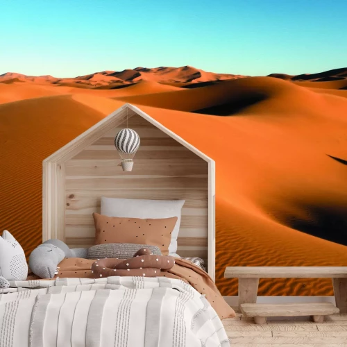 Fotobehang Een zandwoestijn met glooiende duinen