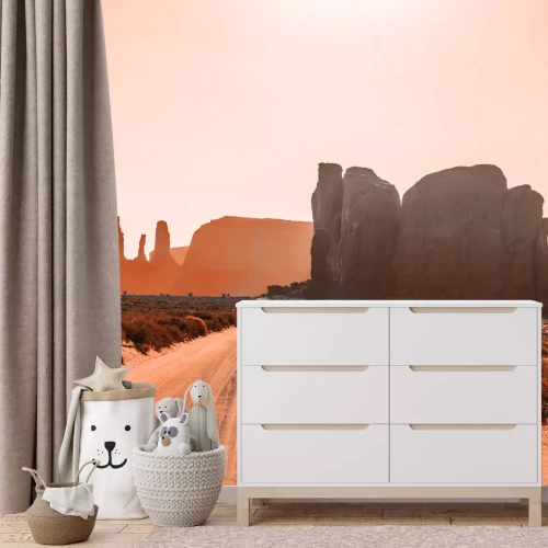 Fotobehang Een weg door een woestijn van zand en ruwe rotsen