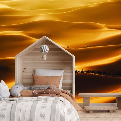 Fotobehang Dwalende kamelen op het eindeloze zand van de woestijn