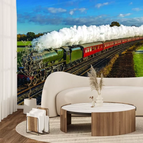 Fotobehang Een stoomlocomotief die door groene velden rijdt