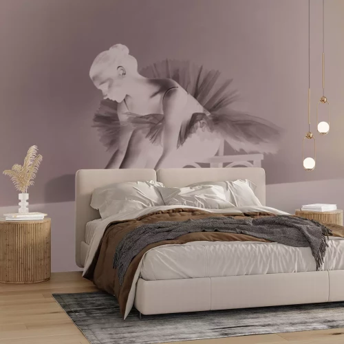 Fotobehang Een zwart-witfoto van een ballerina in een elegante pose.