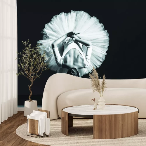 Fotobehang Een zwart-witfoto van een jonge ballerina in een theater.