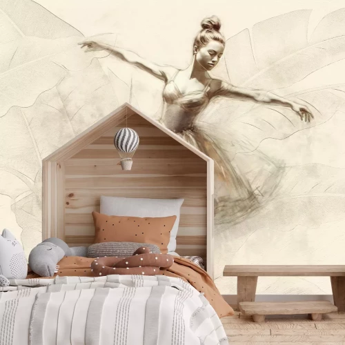 Fotobehang Een ballerina in een vloeiende jurk tegen een achtergrond van palmbladeren.