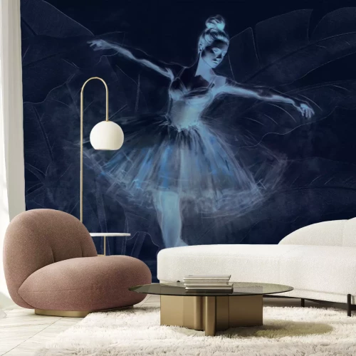 Fotobehang Een ballerina in een vloeiende jurk tegen een achtergrond van palmbladeren.