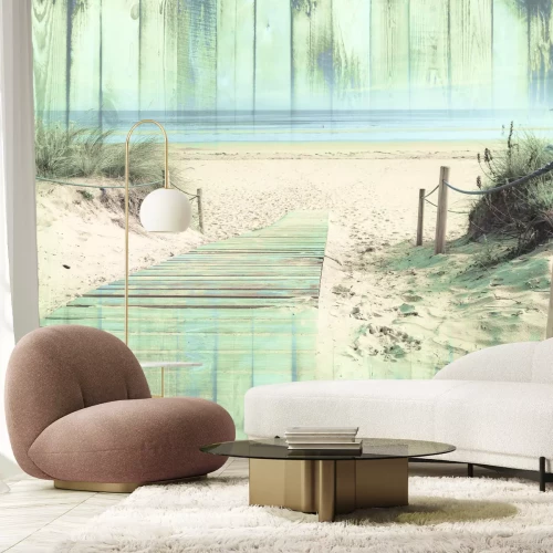 Fotobehang Een natuurlijke plankenbrug over een zandstrand