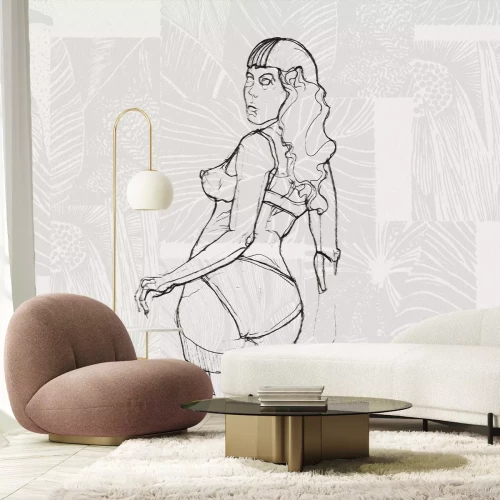 Fotobehang Een vrouw omringd door weelderige vegetatie