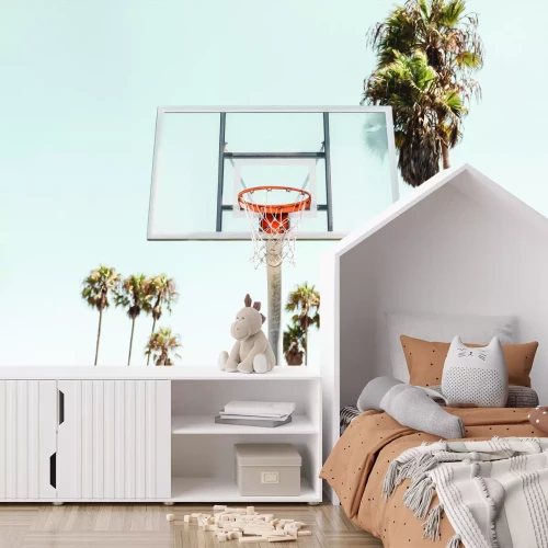 Fotobehang Een basketbalring omgeven door palmbomen