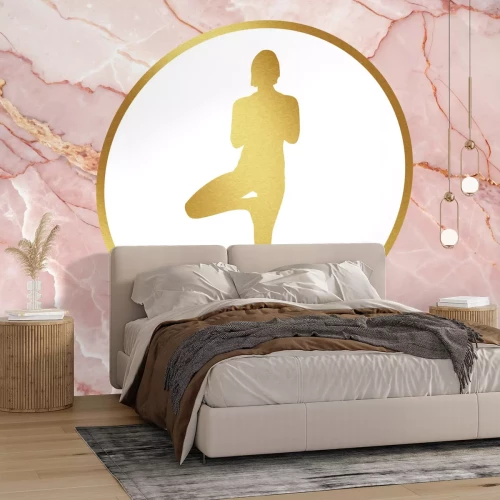 Fotobehang Een vrouw in een meditatieve houding tegen een marmeren achtergrond