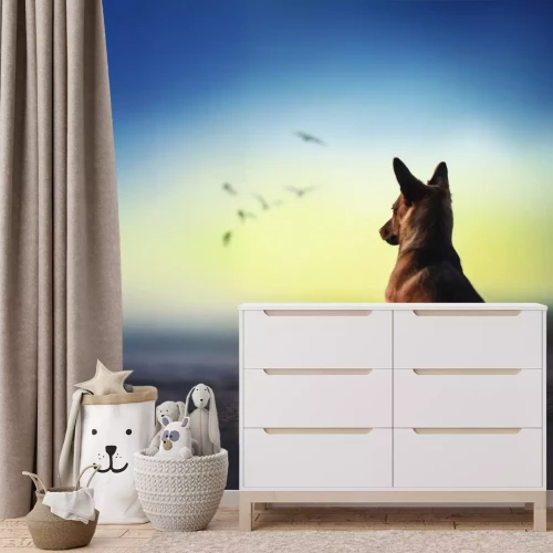 Fotobehang Een hond met het strand en de zee op de achtergrond