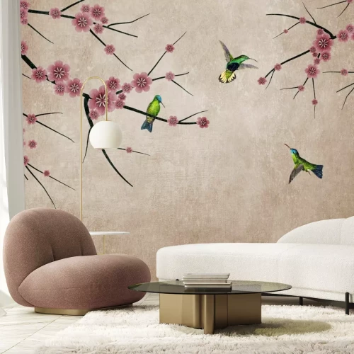 Fotobehang Roze bloemen op takken met kleurrijke vogels