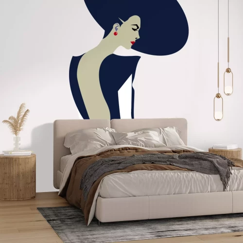 Fotobehang Portret van een vrouw met een hoed tegen een lichte achtergrond