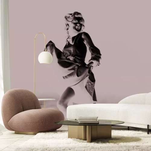 Fotobehang Een vrouw in een Monroe-jurk op een zwart-witfoto.