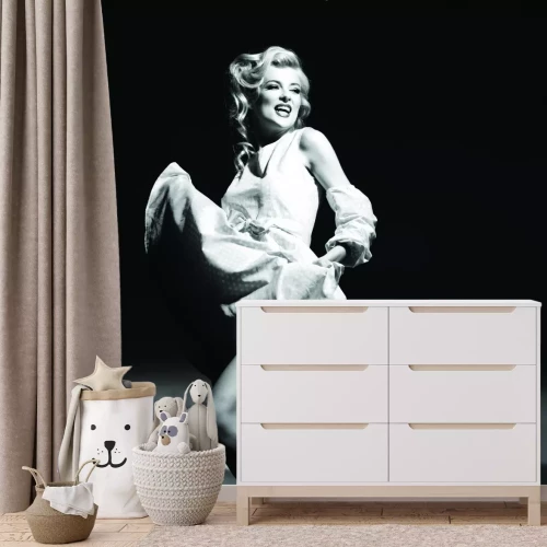 Fotobehang Een vrouw in een Monroe-jurk op een zwart-witfoto.