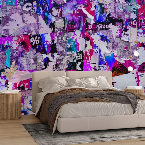 Fotobehang Een muur met restanten van roze en paarse posters