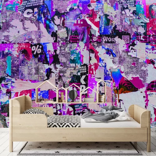 Fotobehang Een muur met restanten van roze en paarse posters