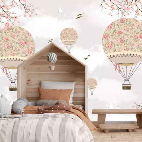 Fotobehang Ballonnen tussen sakurabloesems en delicate takken