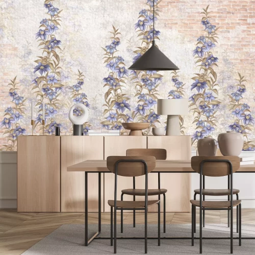 Fotobehang Bloemen in tinten blauw op een bakstenen muur