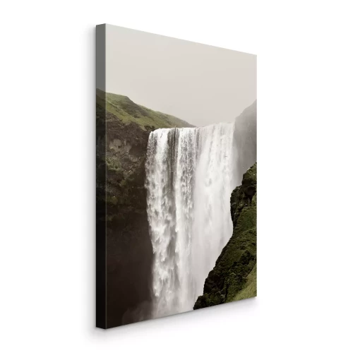 Canvas Een hoge, majestueuze waterval