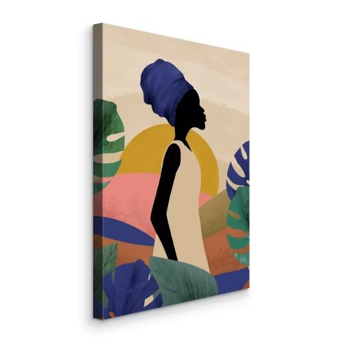 Canvas Een zwarte vrouw met een tulband tegen een achtergrond van bladeren.