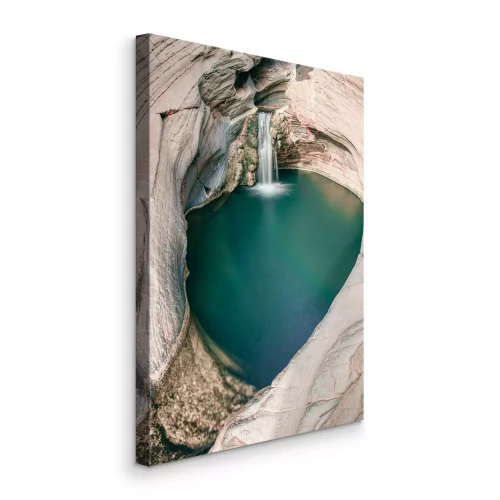 Canvas Een waterval die in een turquoise poel in de rotsen stroomt